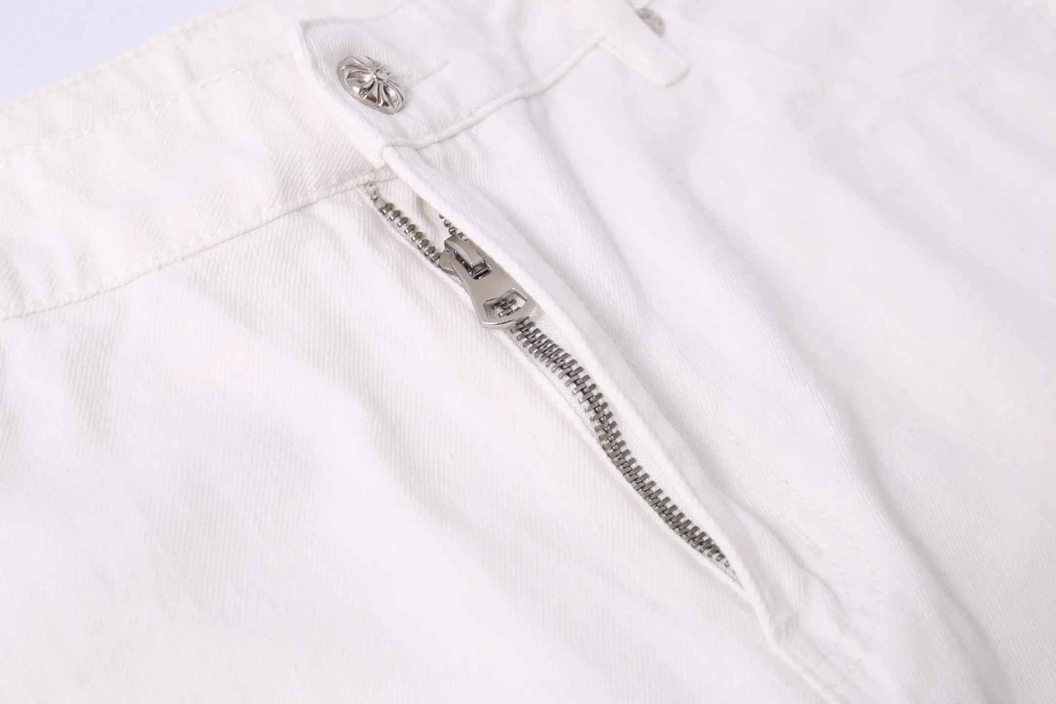 P210 Style No.: H899 [Men’s zipper style] Croxin & 𝐂𝐡𝐫𝐨𝐦𝐞 𝐇𝐞𝐚𝐫𝐭 ss25 new white Miami star 💫 blue leather jeans. Styles with different washed textures are very friendly to people with thin legs. The slightly flared version perfectly modifies the leg shape. The timeless and moderate length makes it easy to match and match. It is the basis for various styles and is a must-have in your wardrobe! The fabric is stiff but also makes the upper body soft without losing texture. The washing process is even more perfect. It is a must-have item for everyone! ! ! Washed wheat, hang tag, pants label, complete with three labels Color: white Size: 30-32-34-36